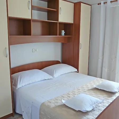 Apartments Lozina Drvenik  Rum bild